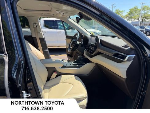 Used 2022 Toyota Highlander XLE AWD/4WD image 10