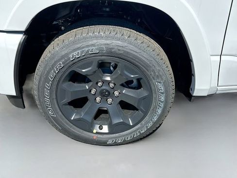 New 2026 RAM 1500 4x4 Crew Cab image 32