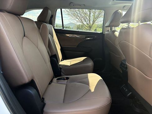Certified 2025 Toyota Highlander Limited AWD/4WD image 21