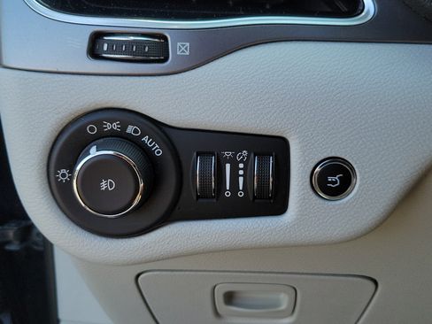 Used 2020 Jeep Cherokee Limited FWD image 13