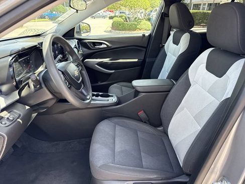 Used 2024 Chevrolet Trax LS w/ LS Convenience Package FWD image 9