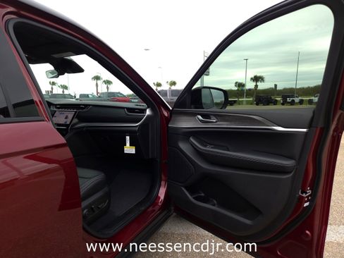 New 2025 Jeep Grand Cherokee Limited image 17