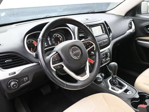 Used 2018 Jeep Cherokee Latitude w/ Cold Weather Group AWD/4WD image 16