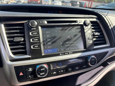 Used 2017 Toyota Highlander Plus w/ Carpet Mat Package AWD/4WD image 5