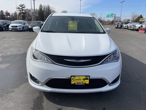 Used 2018 Chrysler Pacifica Touring Plus image 3