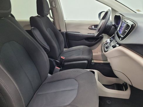 Used 2022 Chrysler Voyager LX image 21