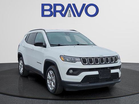 Used 2025 Jeep Compass Latitude AWD/4WD image 2