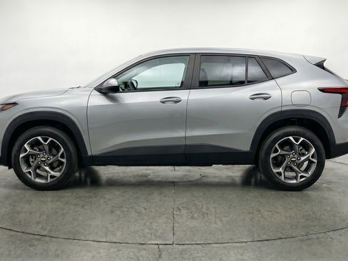 Used 2025 Chevrolet Trax LT FWD image 3