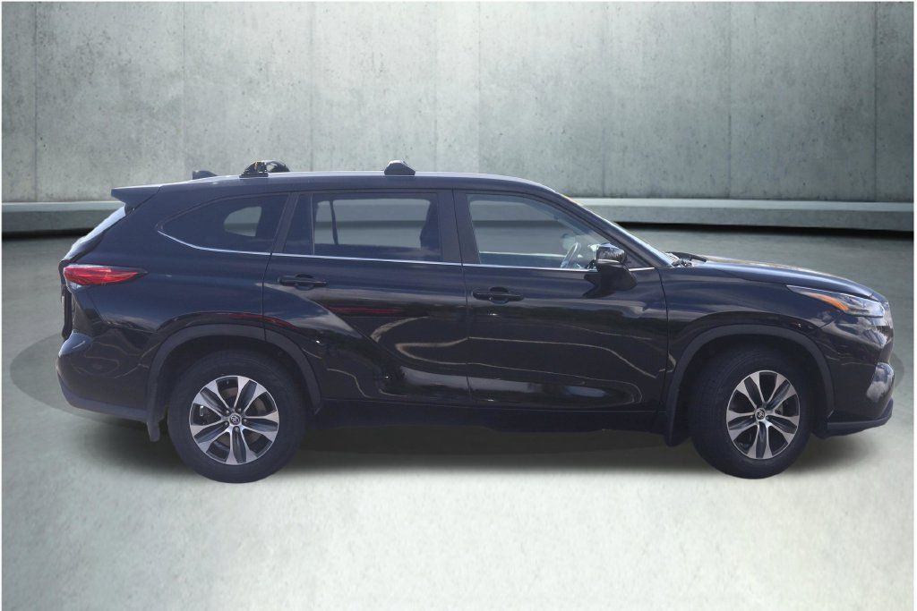 Used 2023 Toyota Highlander XLE AWD/4WD image 26