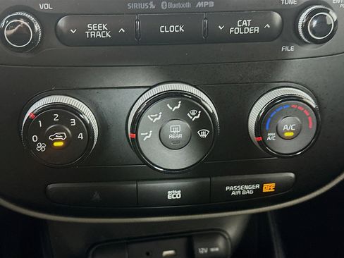 Used 2016 Kia Soul + image 23