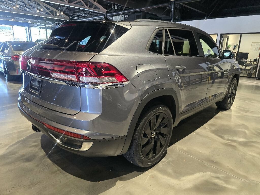 Used 2024 Volkswagen Atlas Cross Sport SE w/ Panoramic Sunroof Package FWD image 5