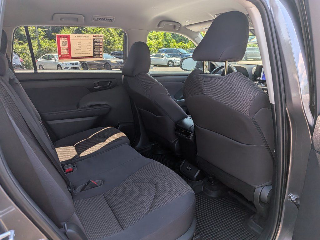 Used 2023 Toyota Highlander LE FWD image 27
