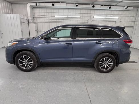 Used 2019 Toyota Highlander XLE AWD/4WD image 2