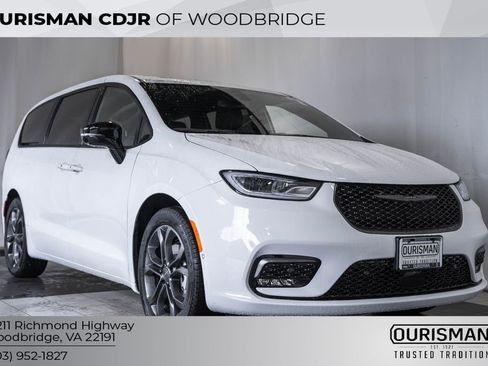 New 2026 Chrysler Pacifica Select image 1