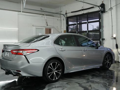 Used 2020 Toyota Camry SE FWD image 7