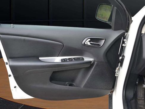 Used 2018 Dodge Journey SE image 19