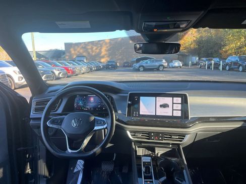 Used 2025 Volkswagen Atlas Cross Sport SE image 30