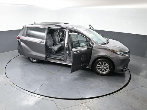 Used 2021 Toyota Sienna XLE FWD image 57
