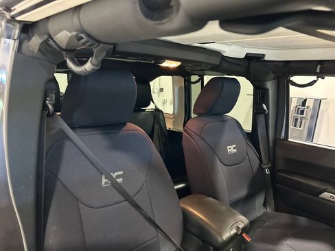 Used 2018 Jeep Wrangler Unlimited Sahara w/ Connectivity Group AWD/4WD image 31