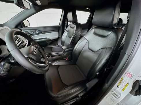 Used 2025 Jeep Compass Latitude image 12