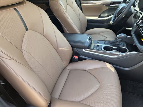 Used 2025 Toyota Highlander Limited AWD/4WD image 10