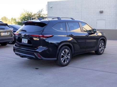 Used 2024 Toyota Highlander XLE FWD image 4