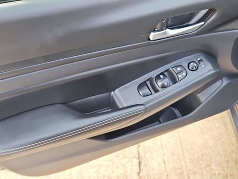 Used 2025 Nissan Altima 2.5 SV FWD image 13