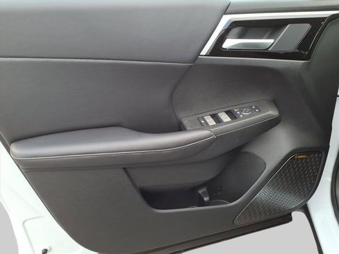 New 2025 Mitsubishi Outlander SE image 17