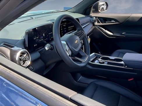 New 2027 Chevrolet Equinox LT w/ Convenience Package II FWD image 9