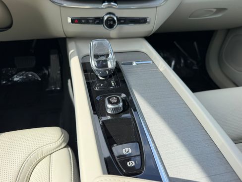 Certified 2024 Volvo XC60 T8 Ultimate w/ Protection Package Premier AWD/4WD image 16