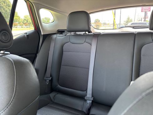 Used 2025 Chevrolet Trax LT FWD image 37