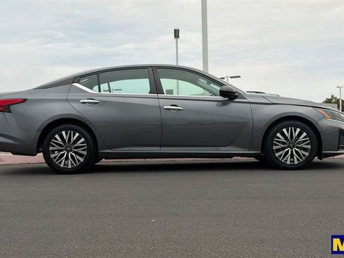 Used 2024 Nissan Altima 2.5 SV FWD image 3