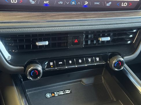 Used 2025 Chevrolet Suburban LT RWD image 30