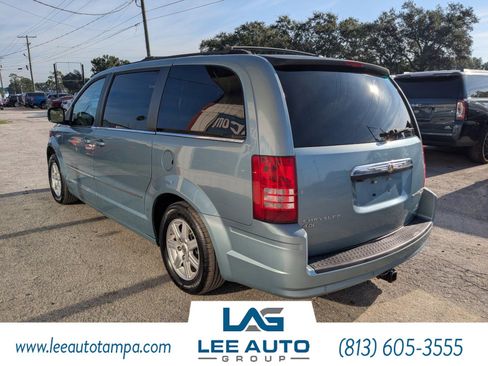 Used 2010 Chrysler Town & Country Touring image 5