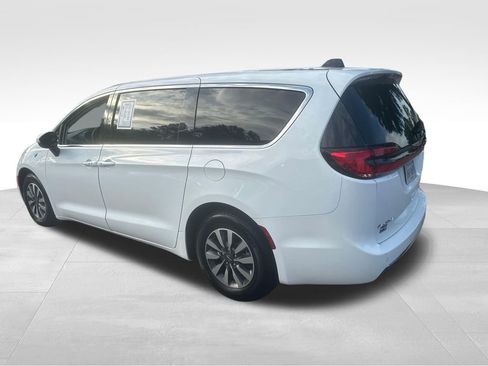 Used 2022 Chrysler Pacifica Touring-L FWD image 18
