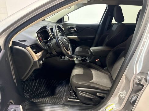 Used 2018 Jeep Cherokee Latitude w/ Cold Weather Group AWD/4WD image 20