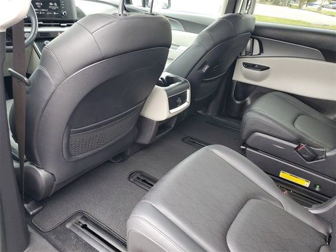 Used 2023 Kia Carnival LX image 22