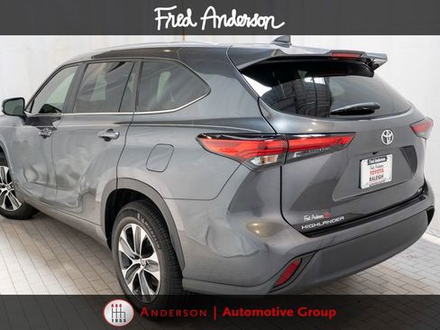 Used 2023 Toyota Highlander XLE FWD image 3
