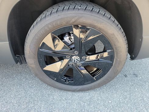 Certified 2025 Volkswagen Taos SE w/ Black Wheel Package image 27