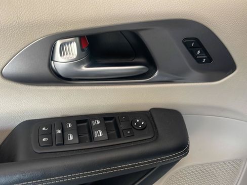 Used 2023 Chrysler Pacifica Touring-L FWD image 15