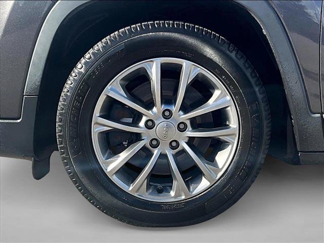 Used 2019 Jeep Cherokee Latitude Plus w/ Comfort/Convenience Group FWD image 10