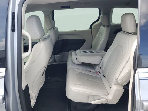 Used 2021 Chrysler Pacifica Touring-L FWD image 11