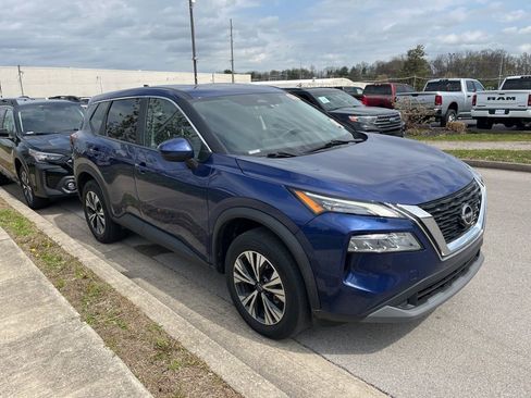 Used 2023 Nissan Rogue SV image 2