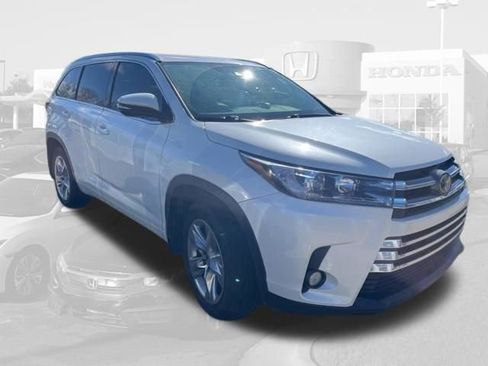 Used 2017 Toyota Highlander Limited image 3