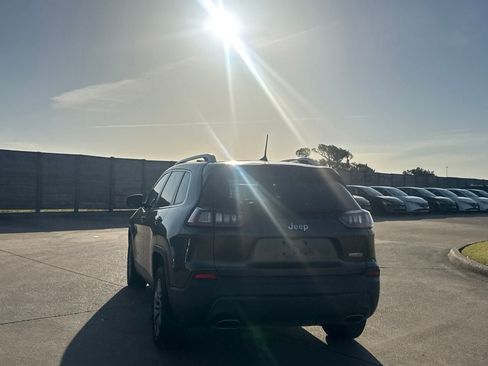 Used 2019 Jeep Cherokee Latitude Plus w/ Comfort/Convenience Group FWD image 19