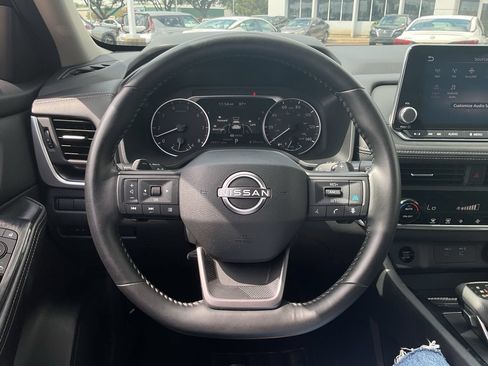 Used 2025 Nissan Rogue SV FWD image 26