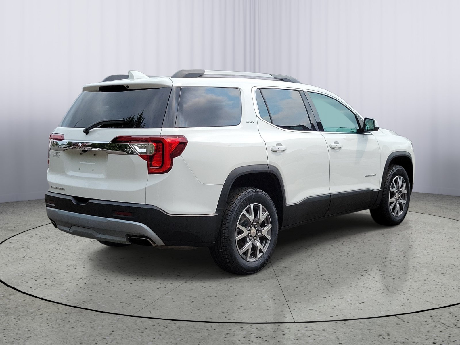 Used 2020 GMC Acadia SLT w/ Trailering Package FWD image 3
