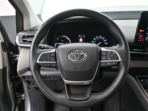 Used 2022 Toyota Sienna XLE image 8