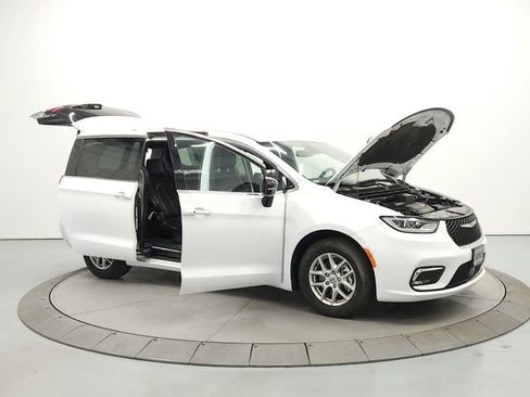 Used 2025 Chrysler Pacifica Select FWD image 9