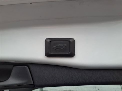 Used 2020 Toyota RAV4 XLE Premium image 12